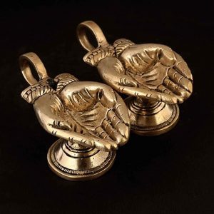 Hast Shaped Elegant Diya with Grip